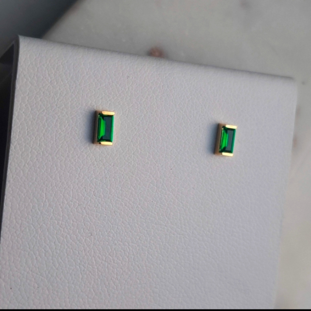 Lab-grown Emerald Stud Earrings 14K yellow gold